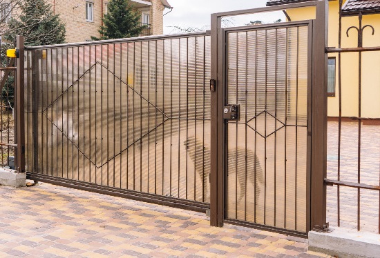 Купить ворота из профлиста с элементами ковки, с металлическими столбами в рамке или под дерево в Симферополе от 156270 руб